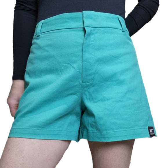 Chino shorts Mid rise Green color Slip pockets Size 18 A NEW APPROACH NWT - Picture 1 of 14